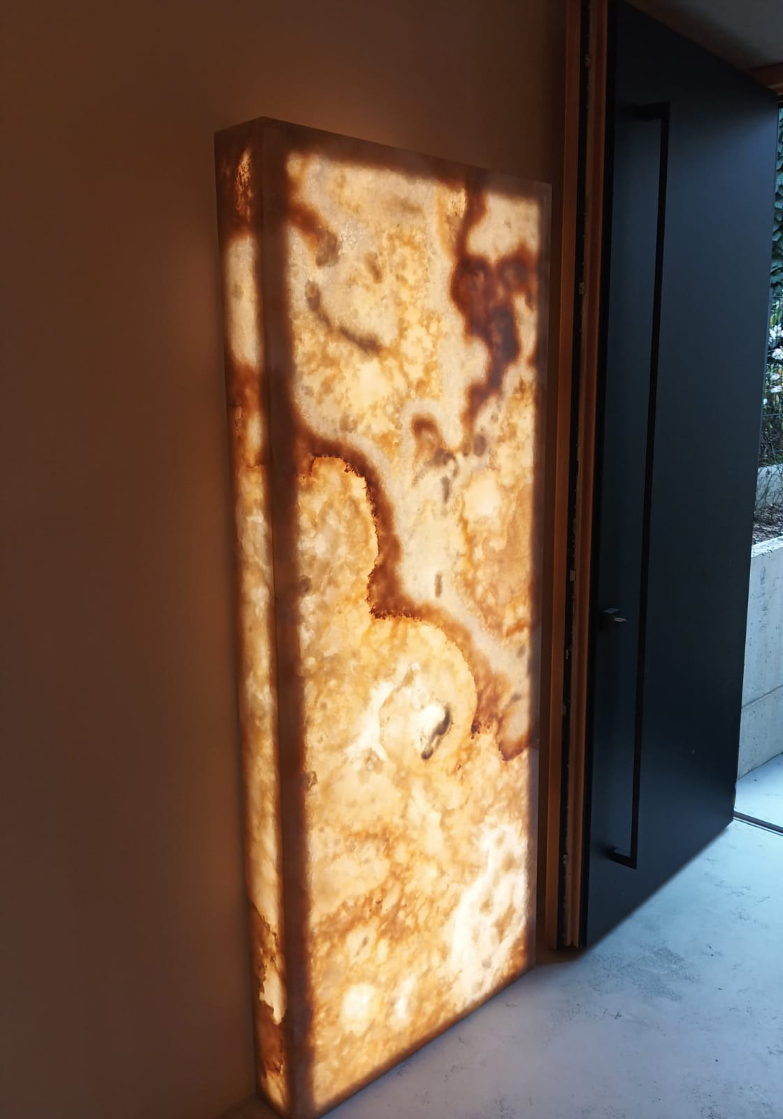 Realizace prosvíceného onyxového obkladu stěny z přírodního kamene Onyx Miele