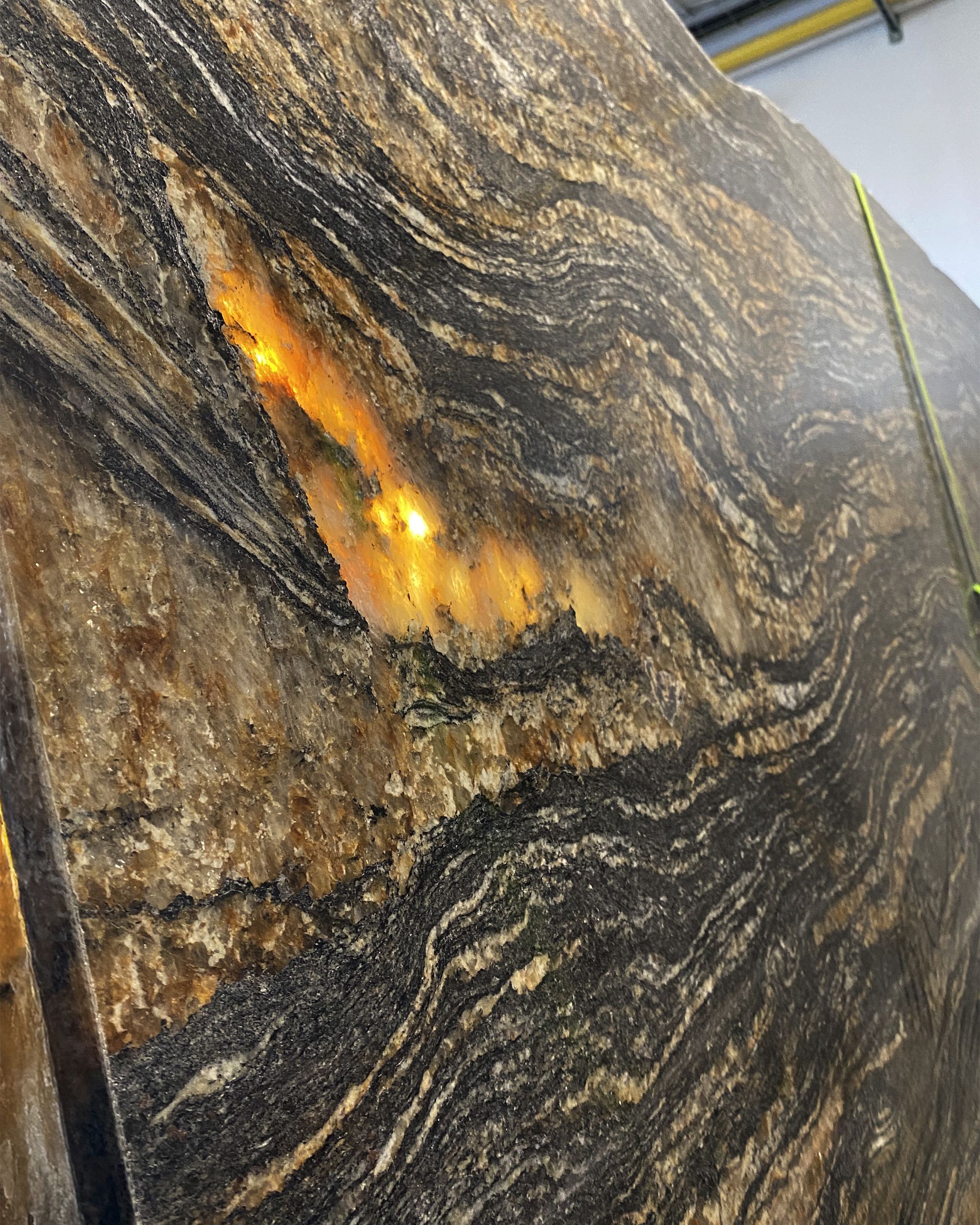 Prosvícená čás žuly Magma Black - test průsvitnosti