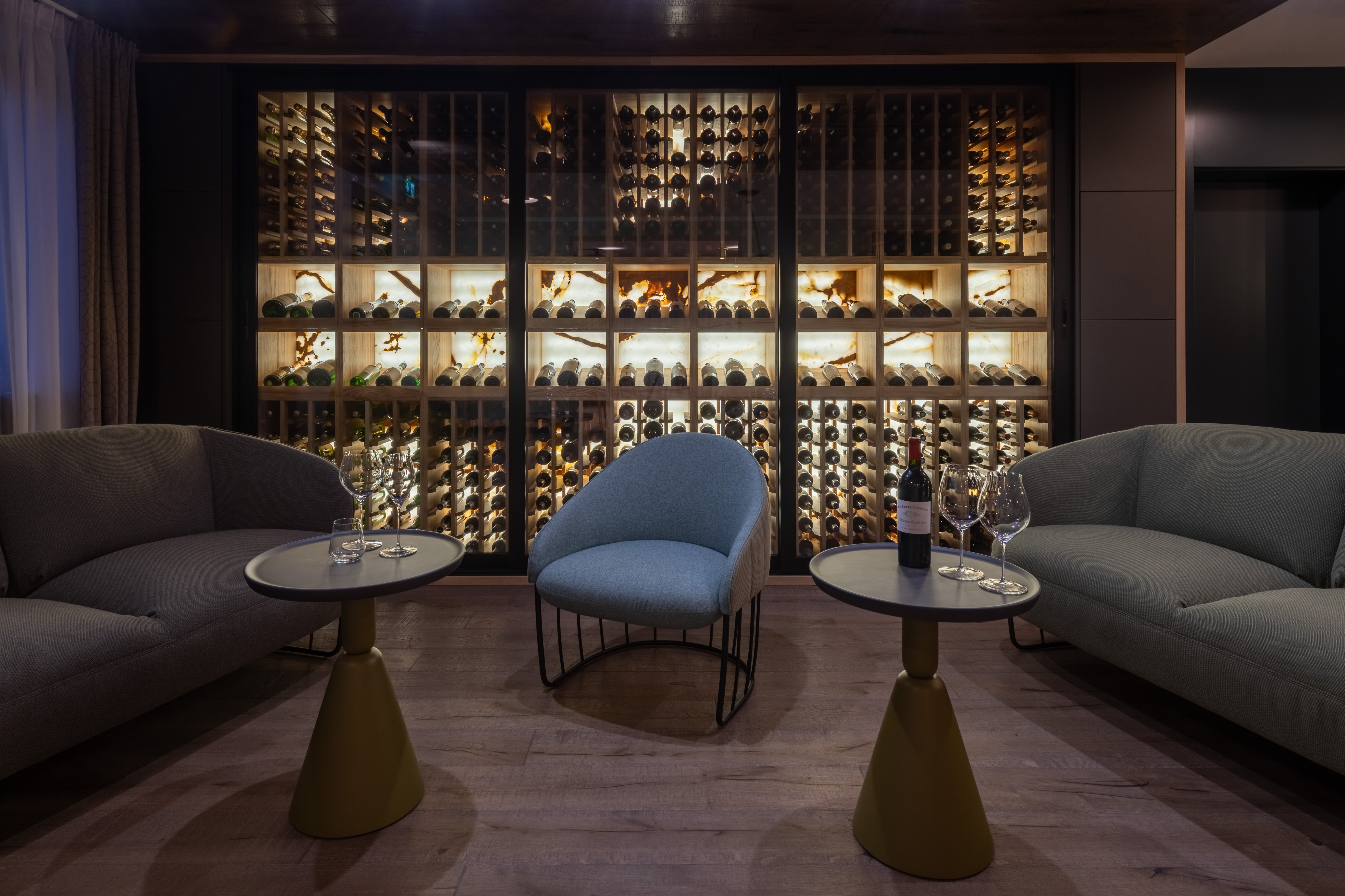 Onyxová stěna prosvícená - součást luusní vinotéky