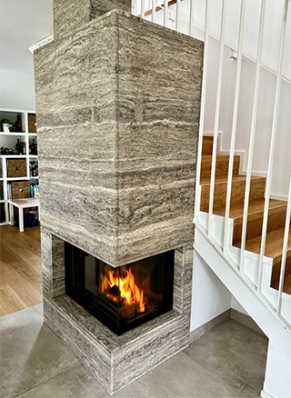 Kamenný obklad krbu z travertinu Travertino Brown Silver