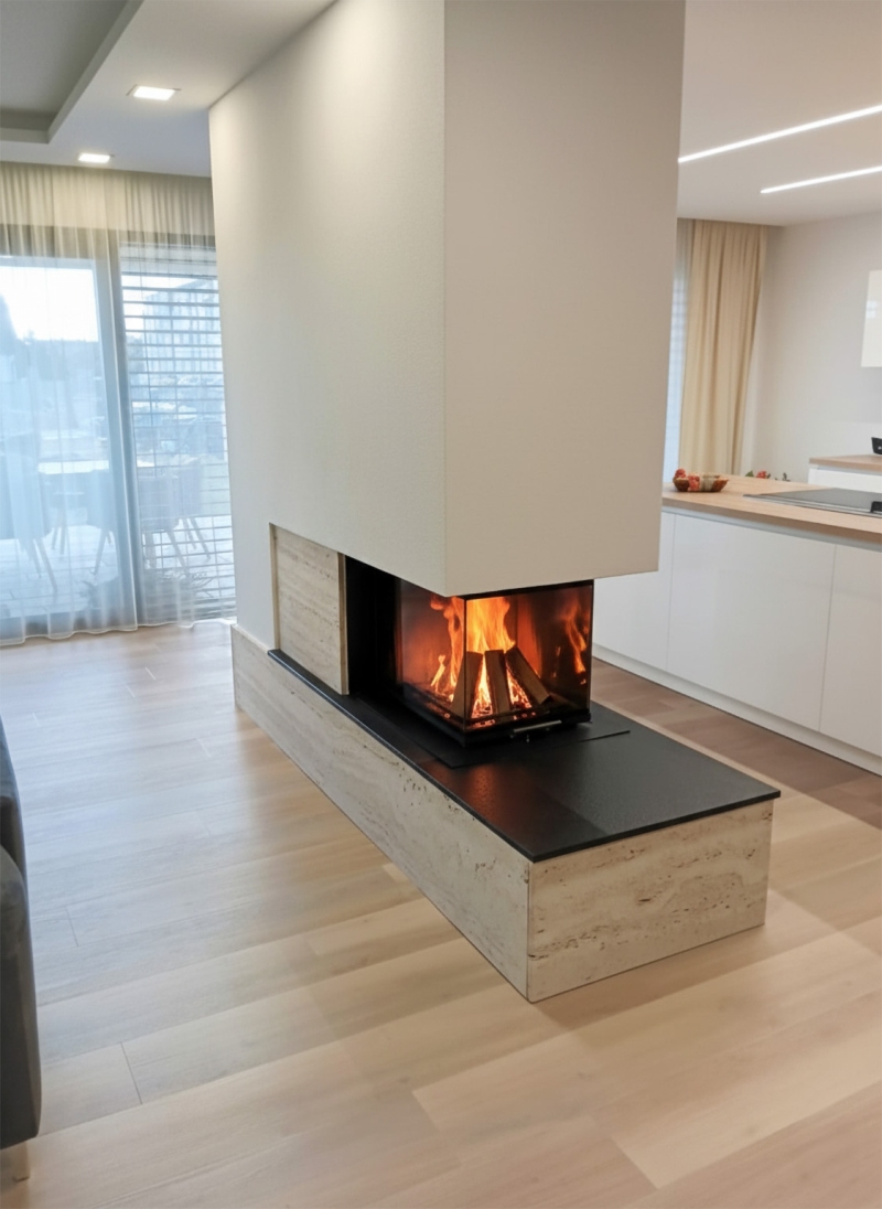 Obklad krbu z travertinu Romano Classico s deskou Nero Assoluto Zimbabwe