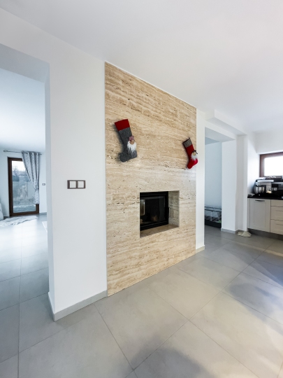 Moderní obklad krbu ze světlého travertinu – celkový pohled