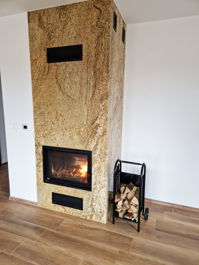 Luxusní obklad krbu ze žuly Fantasy Gold