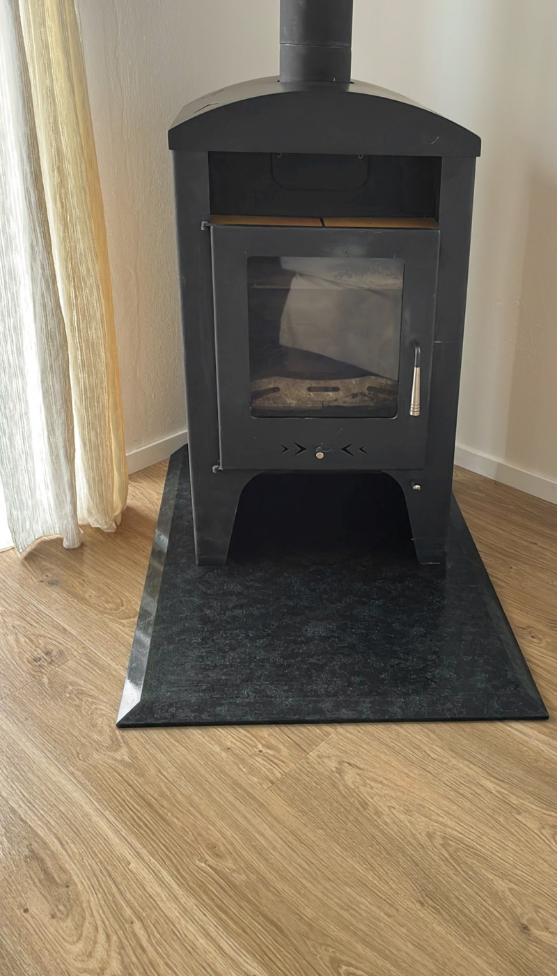 Podložka pod krbová kamna z černé žuly Mist Black