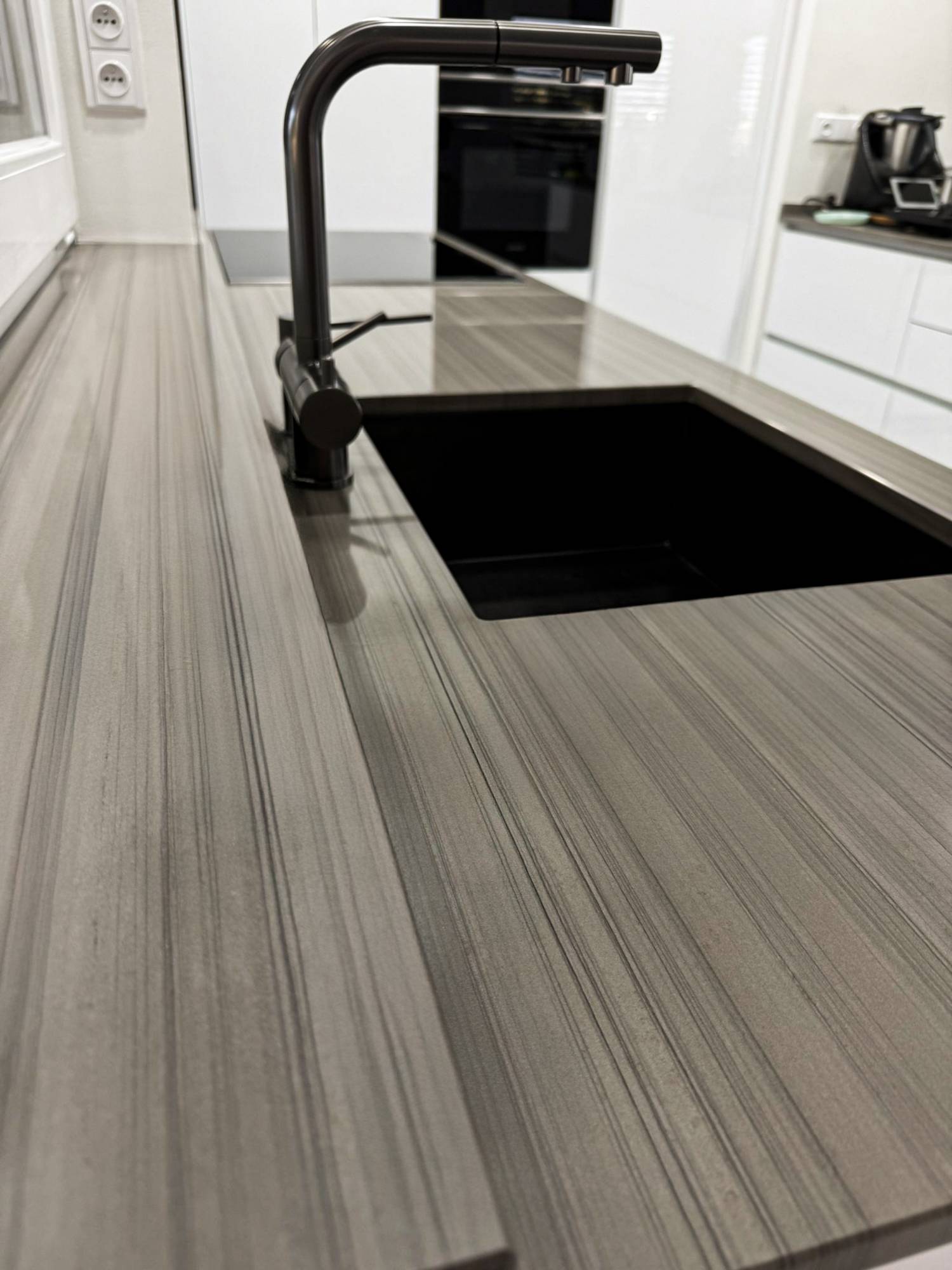 Kamenná kuchyňská deska ze žuly Grey Veneer a kamenný parapet jako součást pracovní desky