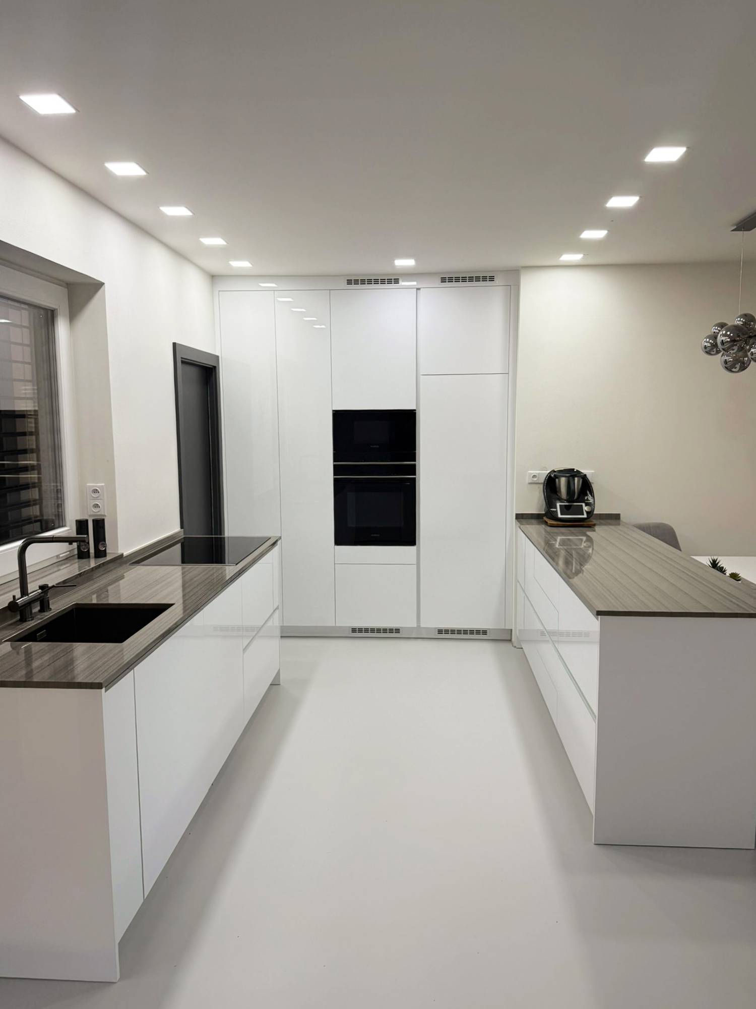Kuchyňská deska z přírodního kamene Grey Veneer v šedé barvě