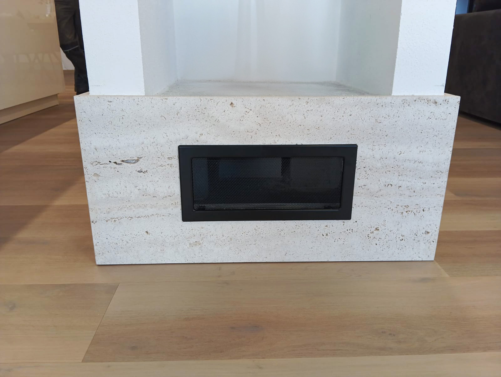 Součástí realizace byl i precizní výřez pro odvětrávání.