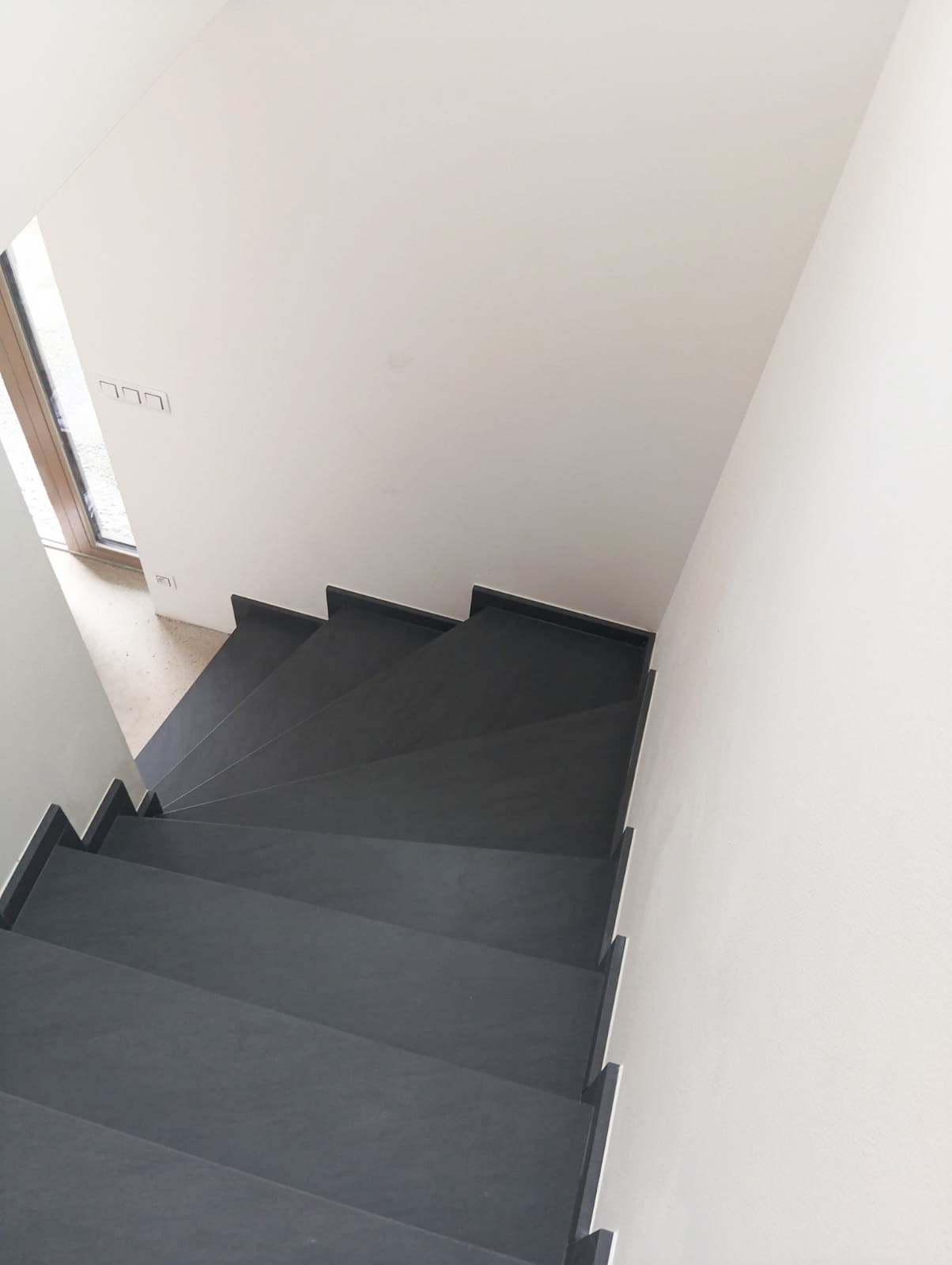 šedé kamenné schodiště ze žuly Carbon Grey