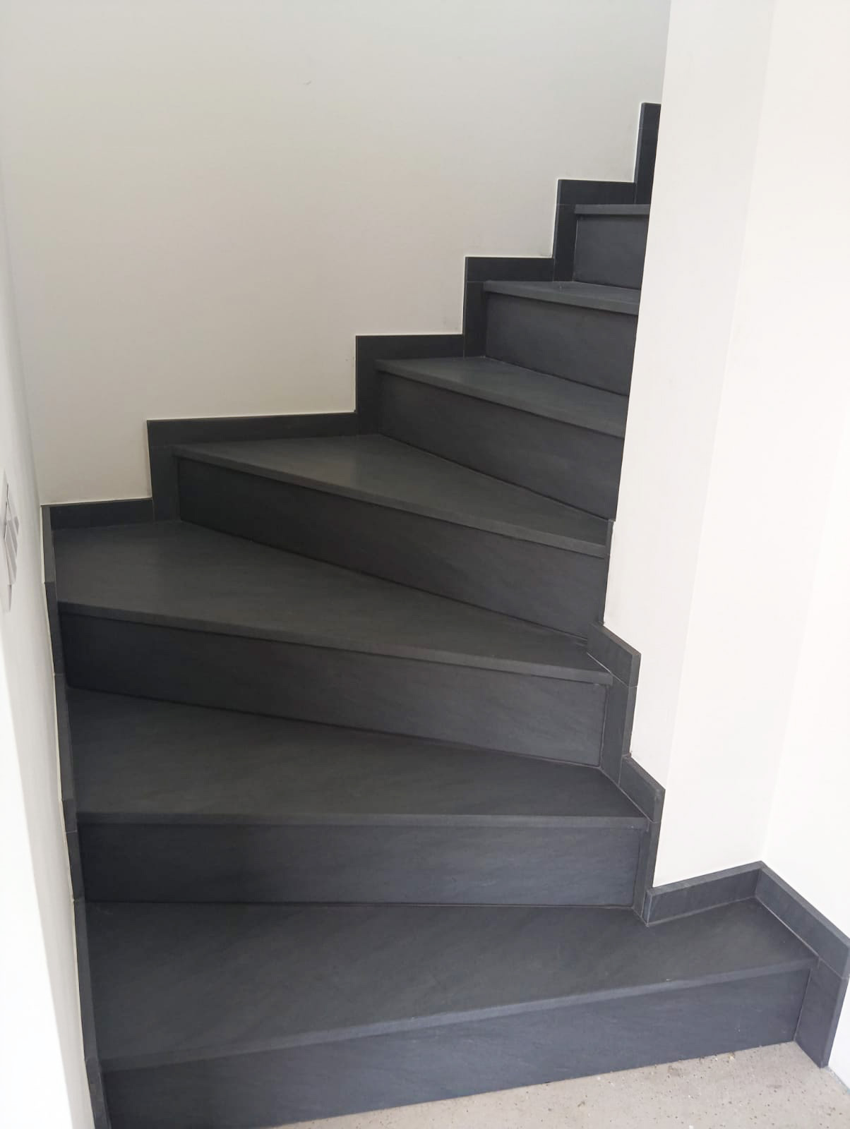 šedé žulové schody z přírodního kamene Carbon Grey