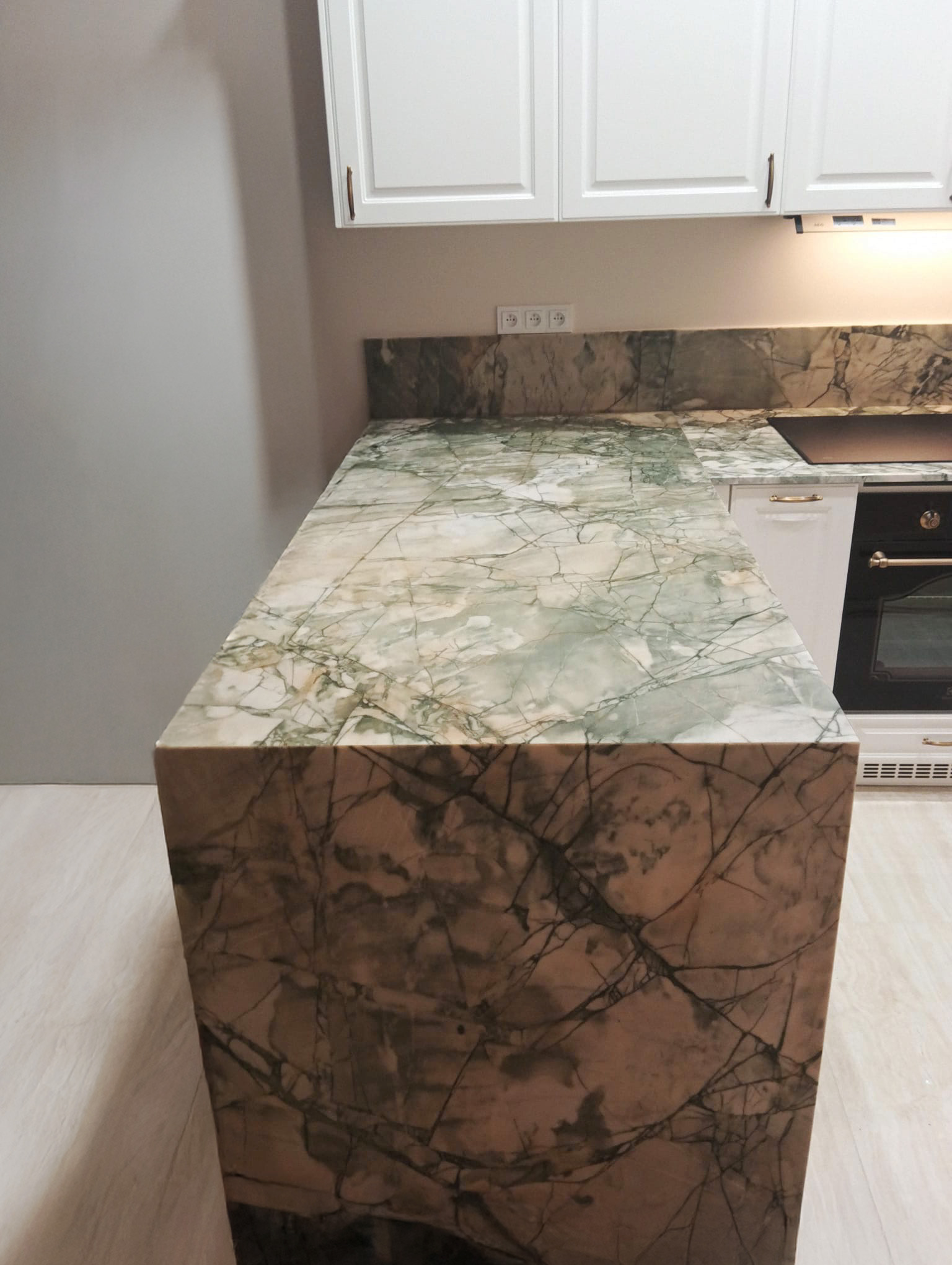 Realizace kuchyňské desky a obkladu ostrůvku z kvarcitu Acquabella Verde