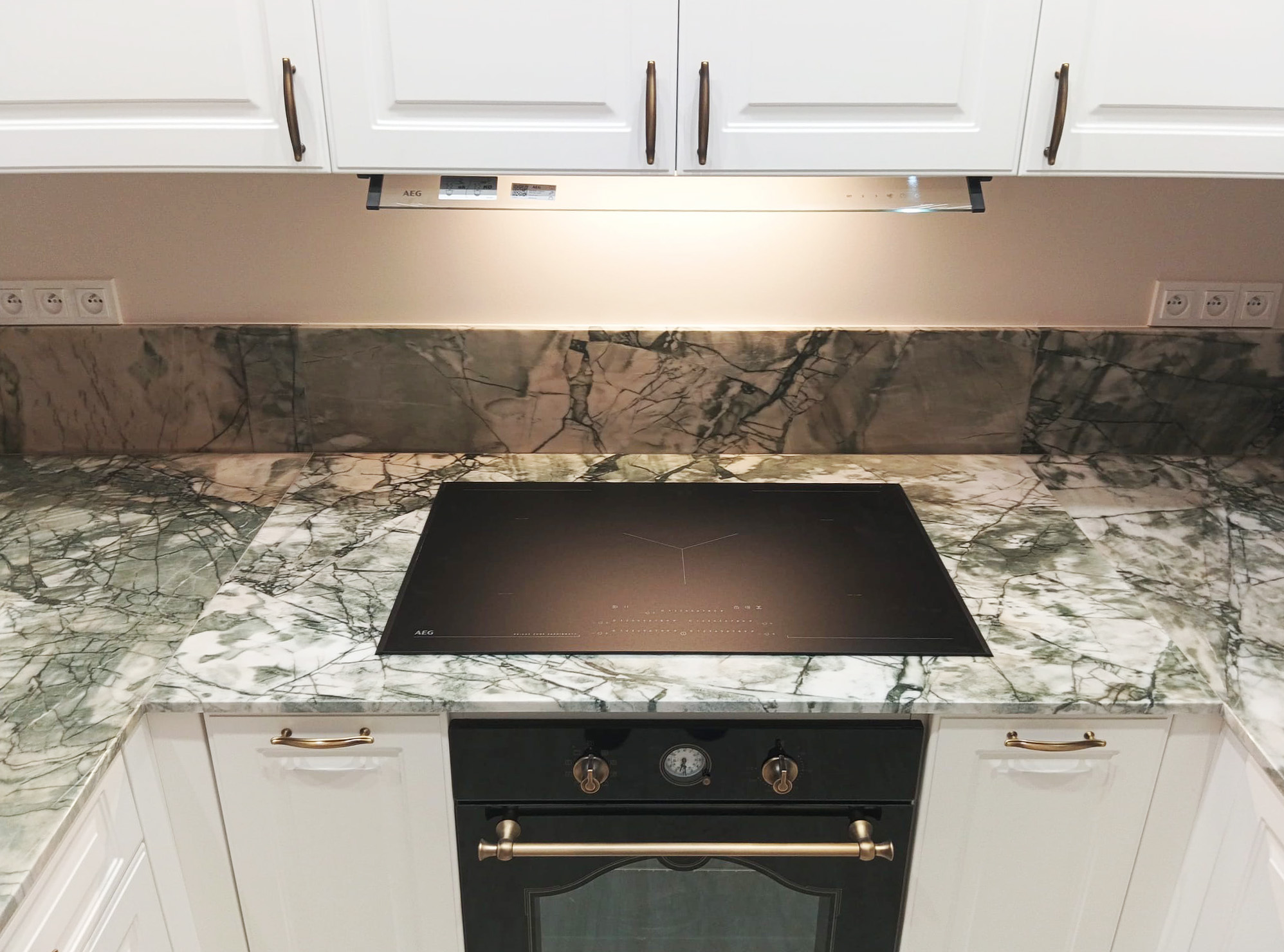 Součástí realizace kuchyňské desky a obkladu ostrůvku z kvarcitu Acquabella Verde byl i otvor pro varnou desku s horní montáží