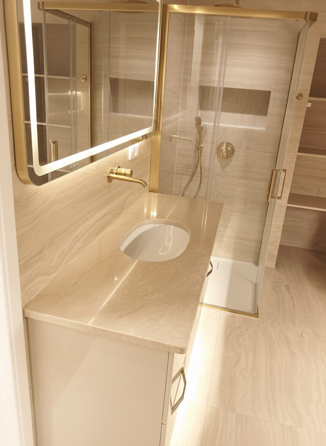 Realizace koupelnové desky z mramoru Botticino Classico