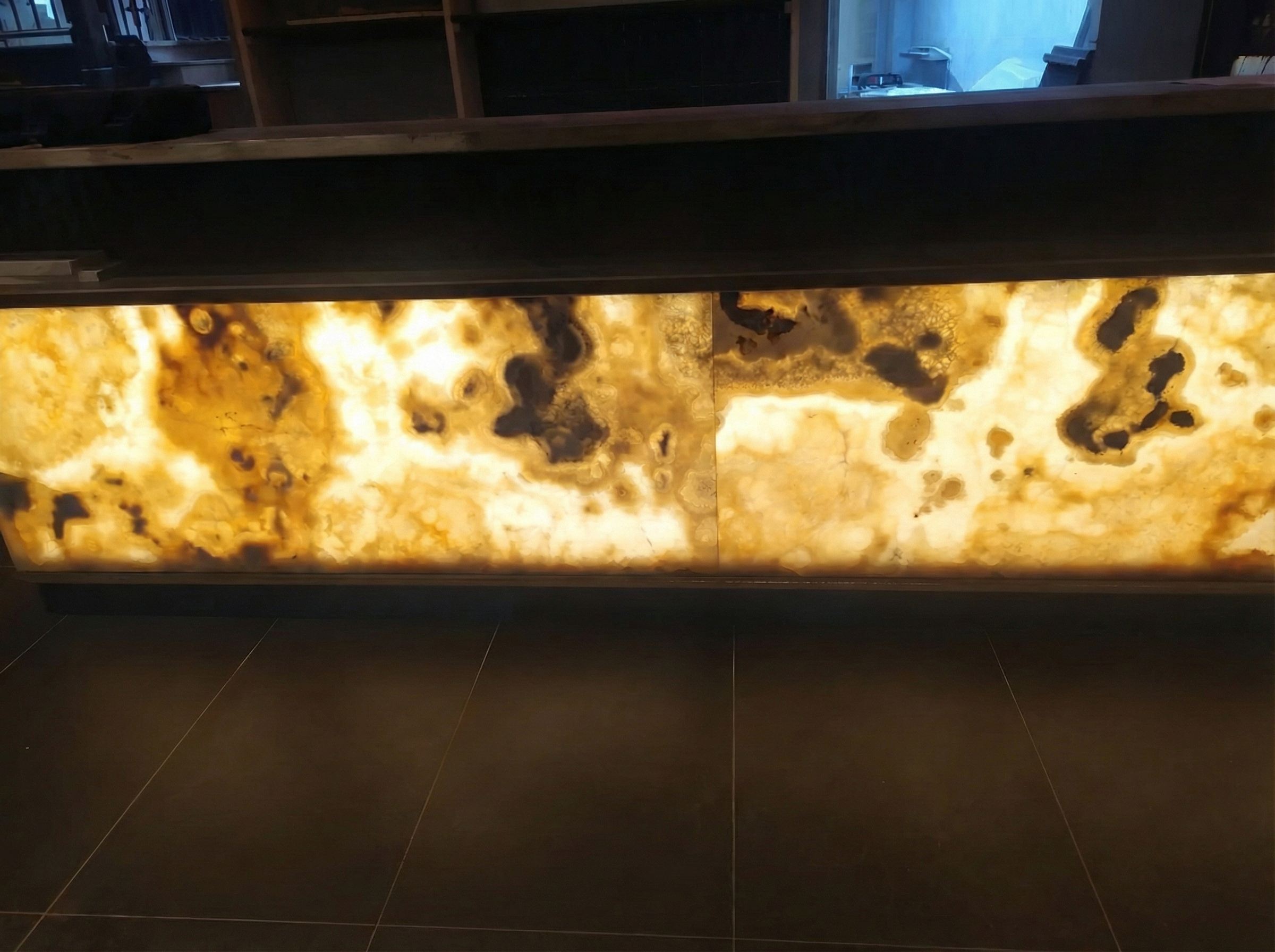 Prosvícený obklad baru Onyx Miele