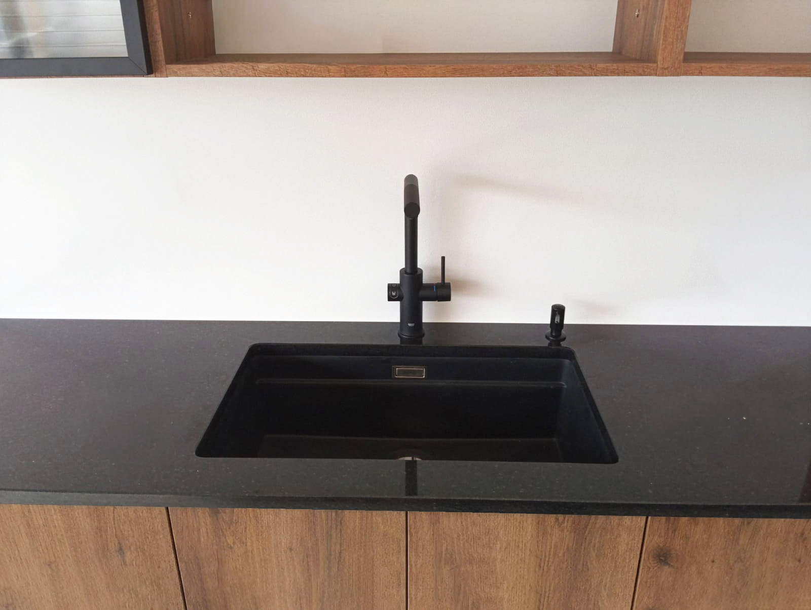 Součástí výroby kuchyňské desky ze žuly byl i precizně vyřezaný otvor pro kuchyňskou baterii a dávkovač