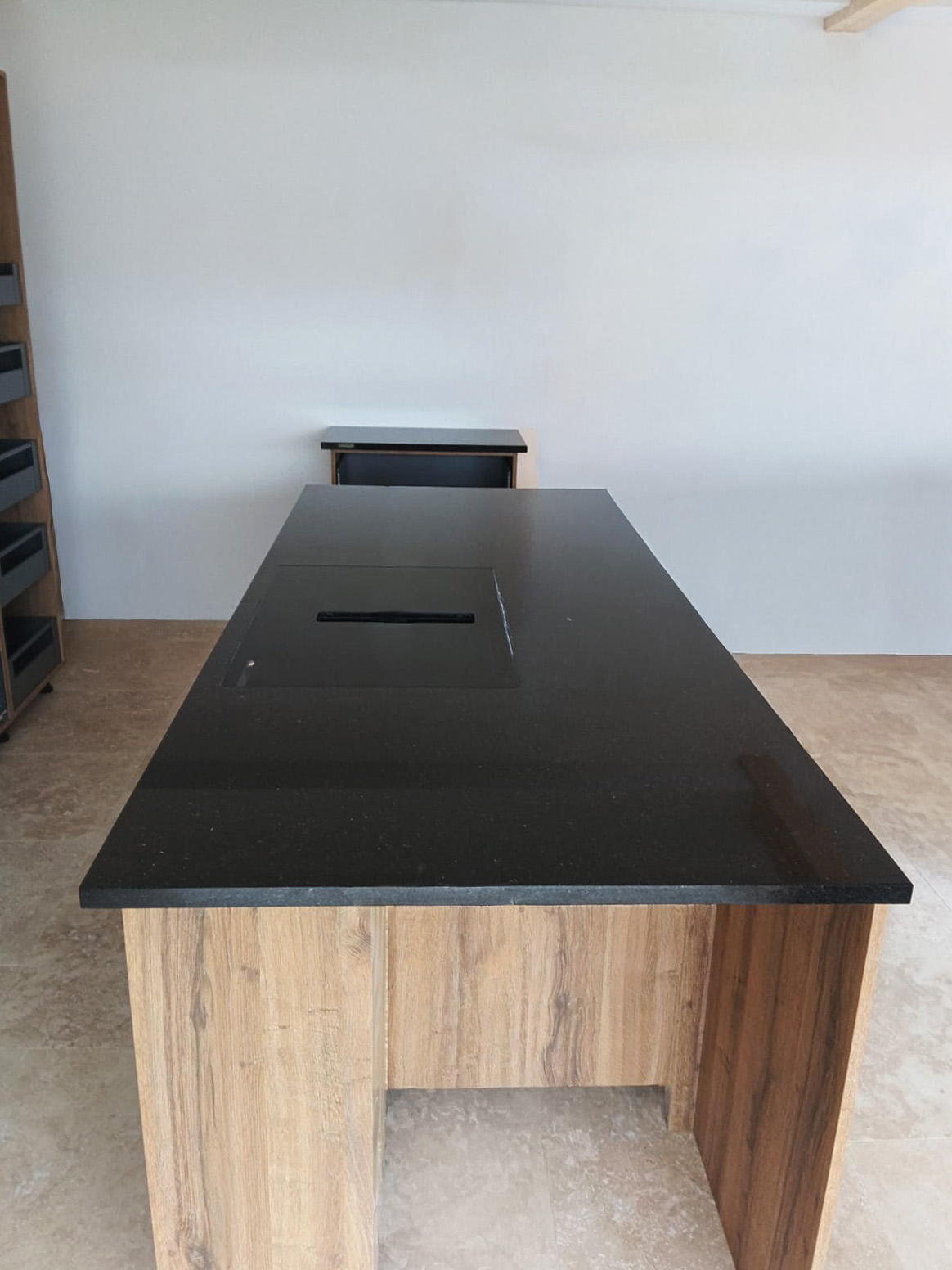 Součástí výroby kuchyňské desky ze žuly byl i precizně vyřezaný otvor pro kuchyňskou baterii a dávkovač