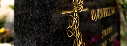 Gravírování a pískování – nápisy a motivy pro hřbitovní architekturu