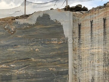 Těžba kvarcitu Santorini s modro zlatým žilkováním Těžba kvarcitu Santorini s modro zlatým žilkováním