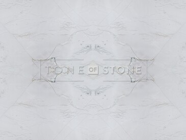 Detail velkoformátové desky - přírodní kámen WHITE QUARTZITE. Tento kvarcit má luxusní vzhled, kterému dominuje bílá barva. Je velmi oblíben i díky svému univerzálnímu použití. Zakázkové kamenictví TONE OF STONE