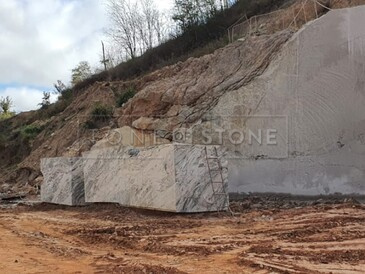 Těžiště přírodního kamene Magma Gold. Zakázkové kamenictví TONE OF STONE. Těžiště přírodního kamene Magma Gold. Zakázkové kamenictví TONE OF STONE.