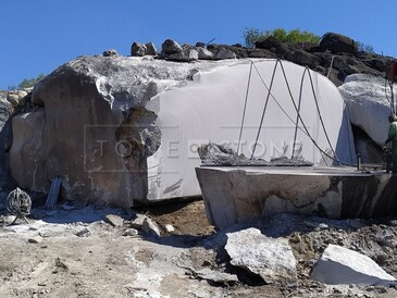 Žula BROWN ANTIQUE, země původu Angola, univerzální přírodní kámen se zajímavou kresbou a černým zbarvením. Kamenictví TONE OF STONE