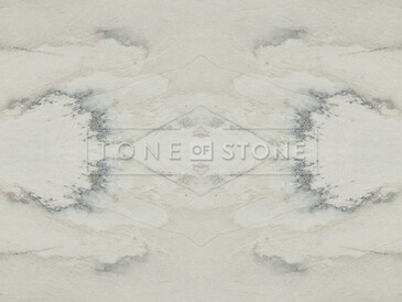 Skladba kamenných desek kvarcitu White Macaubas technikou bookmatch vytváří originální vzory