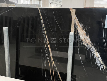 Přírodní mramor Sahara Noir. Zakázkové kamenictví TONE OF STONE.