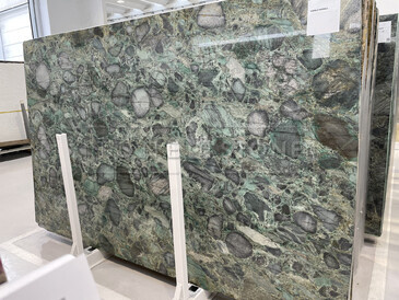 Kamenná deska kvarcitu Emerald Marinace v zelené barvě se zrnitou kresbou v odstínu šedé, zelené a hnědé