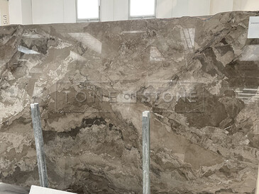 Mramorová deska přírodního kamene Terre di Bolgheri v hnědé barvě s jemnou texturou Mramorová deska přírodního kamene Terre di Bolgheri v hnědé barvě s jemnou texturou