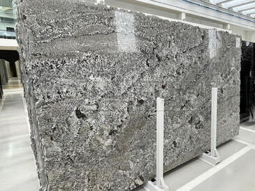 Velkoformátový přírodní kámen - žula BLUE ARARAS. Kamenictví TONE OF STONE