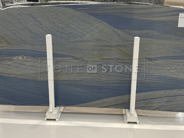 Přírodní kámen - kvarcit AZUL MACAUBAS s nádhernou kresbou a modrým zbarvením. Zakázkové kamenictví TONE OF STONE