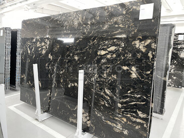 Žulová deska přírodního kamene Titanium v černé barvě s kontrastní kresbou