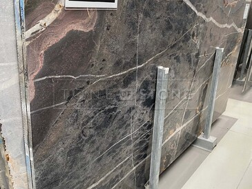 Mramorová deska hnědého mramoru Enigma s výraznou texturou Mramorová deska hnědého mramoru Enigma s výraznou texturou