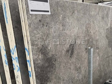 Mramorová deska přírodního kamene Tundra Grey v šedo-hnědé barvě s jemnou texturou Mramorová deska přírodního kamene Tundra Grey v šedo-hnědé barvě s jemnou texturou