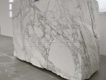 Elegantní bílý mramor CALACATTA EXTRA, velkoformátový přírodní kámen. Zakázkové kamenictví TONE OF STONE Elegantní bílý mramor CALACATTA EXTRA, velkoformátový přírodní kámen. Zakázkové kamenictví TONE OF STONE