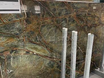 Zelená Deska z přírodního kamene Rain Forest Green s lesklým povrchem. Zakázková výroba TONE OF STONE Zelená Deska z přírodního kamene Rain Forest Green s lesklým povrchem. Zakázková výroba TONE OF STONE