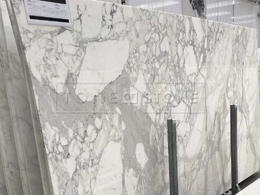 Exkluzivní bílý mramor CALACATTA, přírodní kámen původem z Itálie. Zakázkové kamenictví TONE OF STONE 