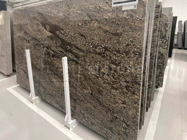 Kamenná deska žuly Indian Juparanà v odstínech šedé a hnědé Kamenná deska žuly Indian Juparanà v odstínech šedé a hnědé