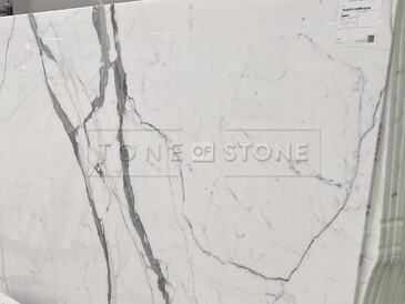 Luxusní bílý mramor CALACATTA SUPER EXTRA, zakázkové kamenictví TONE OF STONE