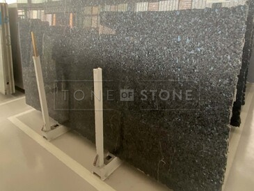 Kamenná deska žuly Labrador Blue Pearl v modré barvě s lesklým povrchem Kamenná deska žuly Labrador Blue Pearl v modré barvě s lesklým povrchem