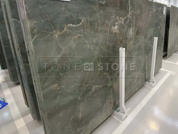 Zelená deska přírodního kamene - kvarcit JADORE, zakázkové kamenictví TONE OF STONE Zelená deska přírodního kamene - kvarcit JADORE, zakázkové kamenictví TONE OF STONE