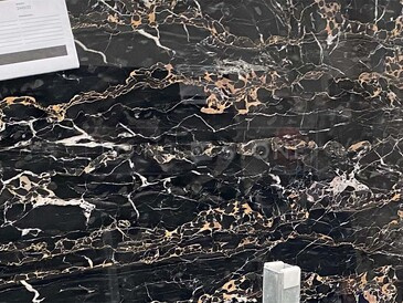 Mramorová deska přírodního kamene Portoro v černé barvě s kontrastním žilkováním Mramorová deska přírodního kamene Portoro v černé barvě s kontrastním žilkováním