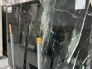 Mramorová deska v zelené barvě Verias Green je přírodní kámen s tmavě zelenou barvou a kontrastní kresbou Mramorová deska v zelené barvě Verias Green je přírodní kámen s tmavě zelenou barvou a kontrastní kresbou