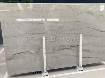 Velkoformátová deska, přírodní kámen WHITE QUARTZITE. Tento kvarcit má luxusní vzhled, kterému dominuje bílá barva. Je velmi oblíben i díky svému univerzálnímu použití. Zakázkové kamenictví TONE OF STONE  