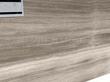 Mramorová deska z šedého přírodního kamene Silk Georgette s lineární kresbou Mramorová deska z šedého přírodního kamene Silk Georgette s lineární kresbou