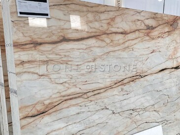 Mramorová deska přírodního kamene Paonazzo Retro v bílé barvě s výraznou zlatou kresbou Mramorová deska přírodního kamene Paonazzo Retro v bílé barvě s výraznou zlatou kresbou