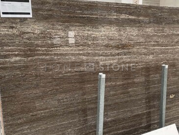 Kamenná deska travertinu Travertino Titanium - přírodní kámen v zemitých tónech hnědé a šedé Kamenná deska travertinu Travertino Titanium - přírodní kámen v zemitých tónech hnědé a šedé