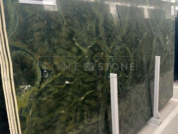 Kamenná deska přírodního kamene Vitoria Regia - zelená žula s výraznou kresbou Kamenná deska přírodního kamene Vitoria Regia - zelená žula s výraznou kresbou