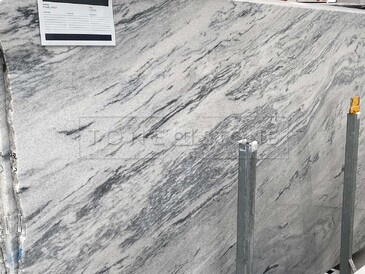 Kamenná deska žuly Pearl Grey v šedé barvě s bílým žilkováním Kamenná deska žuly Pearl Grey v šedé barvě s bílým žilkováním