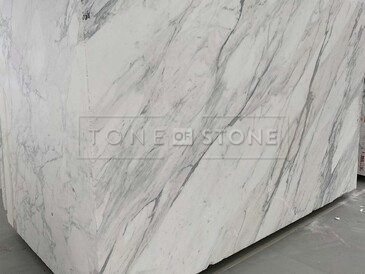 Velkoformátový přírodní kámen - bílý mramor CALACATTA EXTRA, ideální materiál pro obklady stěn, vnitřní parapety, dlažby obklady koupelen nebo stolové desky. Kamenictví TONE OF STONE Velkoformátový přírodní kámen - bílý mramor CALACATTA EXTRA, ideální materiál pro obklady stěn, vnitřní parapety, dlažby obklady koupelen nebo stolové desky. Kamenictví TONE OF STONE