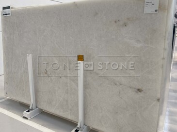 Deska kvarcitu Diamond White. Zakázkové kamenictví TONE OF STONE